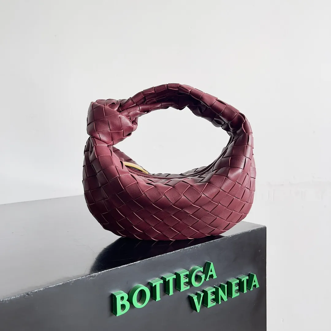 Batch 1120 Bottega veneta͙.——The latest braided and knotted hobo🔥 The top-grade lambskin leather is very soft, the bag shape is unique, practical and durable. It retains the traditional weaving elements while being a bit more flamboyant ~ Made of hand-woven sheepskin, zipper opening and closing, curved seamless structure, effortless to match. Highly recommended⚠️⚠️⚠️ The highest-end in the market🌈 Welcome to compare [Factory equipped with full package] size: 23x15x5cm.   Model: 651876